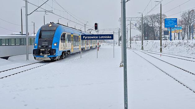 Do lotniska w Pyrzowicach dojeżdżamy pociągiem
